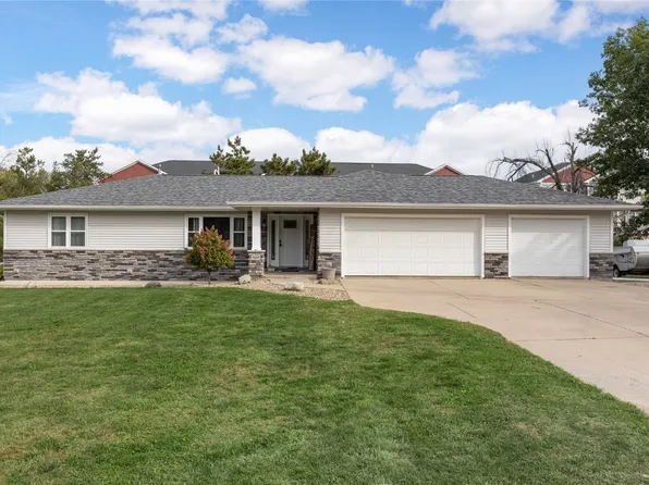 5180 Chestnut Valley Rd, Cedar Rapids, IA 52411