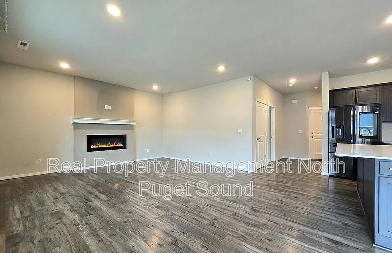 5 bed, 2.5 bath, 2506 sqft, $3,495 — Photo 4
