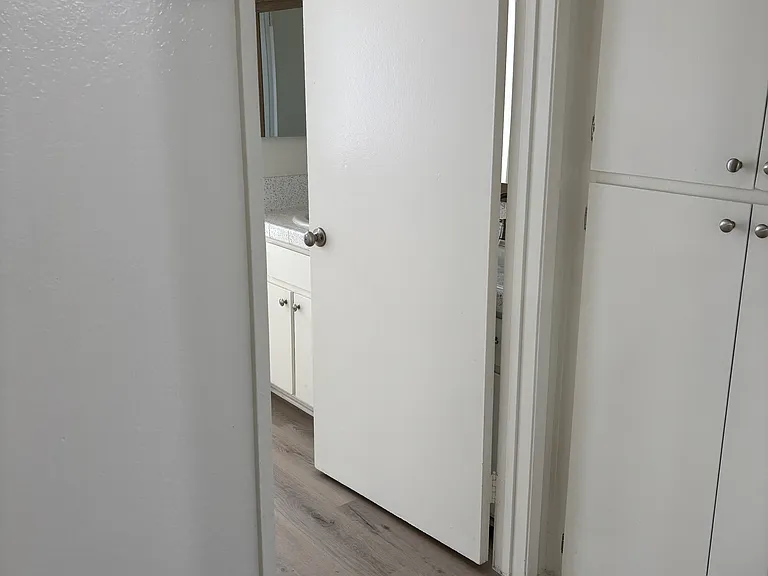 California Apartments — Photo 17
