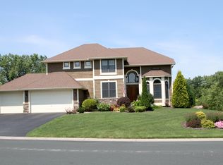 9924 Trails End Rd, Chanhassen, MN 55317