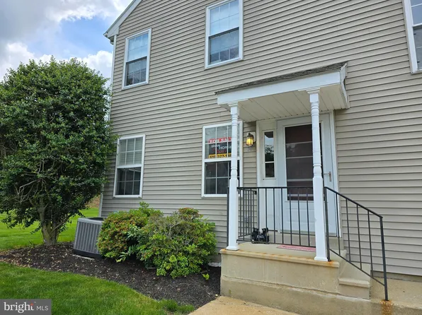 30 Horseshoe Dr, Douglassville, PA 19518