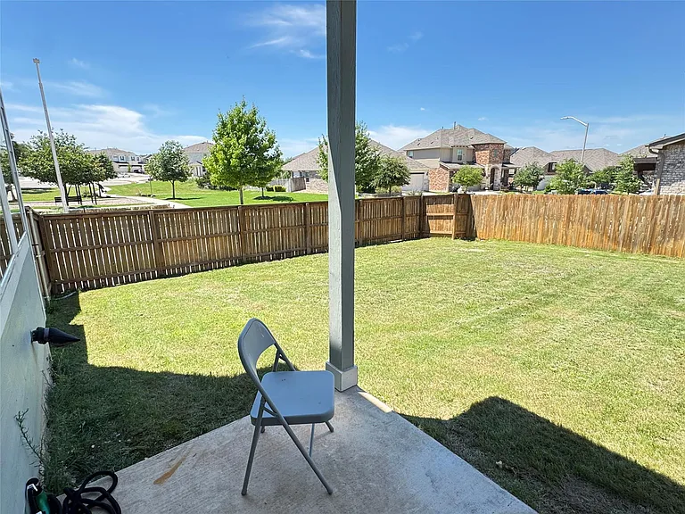 2328 Calvert Dr — Photo 32