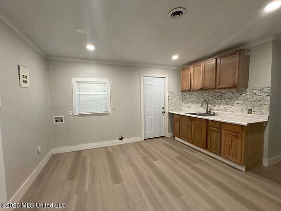3rd image of 467 Boling St