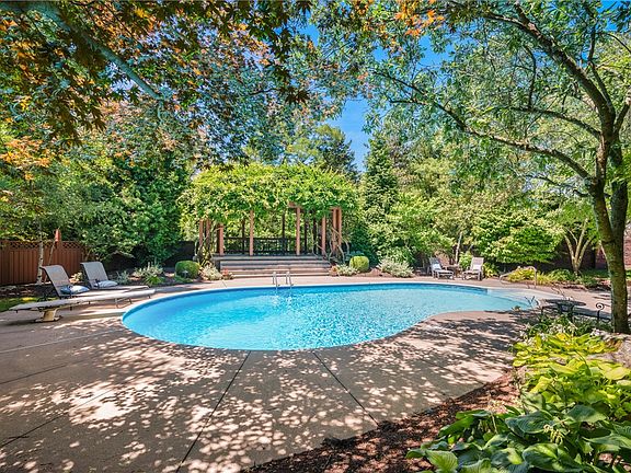 3rd image of 1609 Blackburn Heights Dr