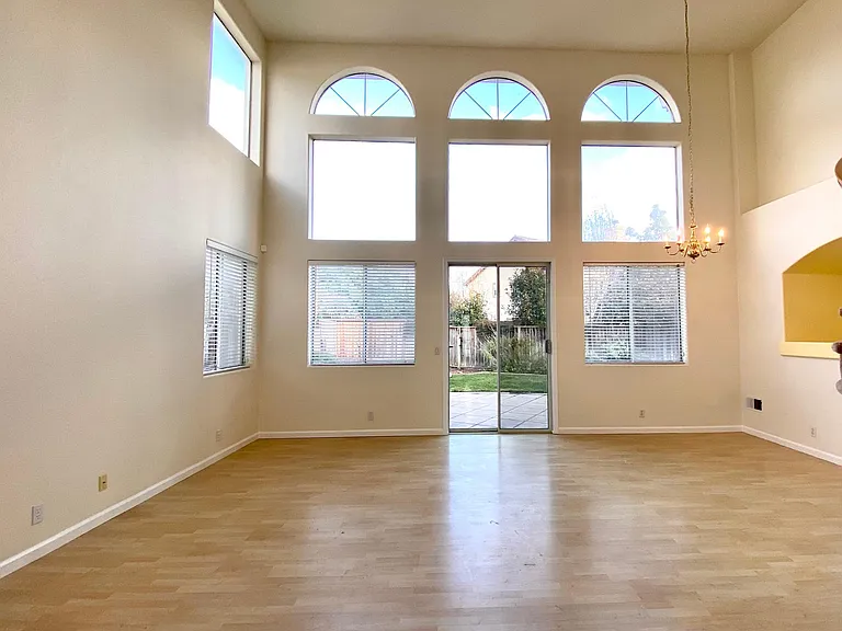 8 Lewis Cir — Photo 3