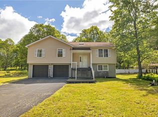 135 Gap View Cir, Bushkill, PA 18324