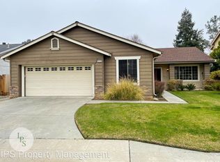 2137 Goshen Ave, Clovis, CA 93611