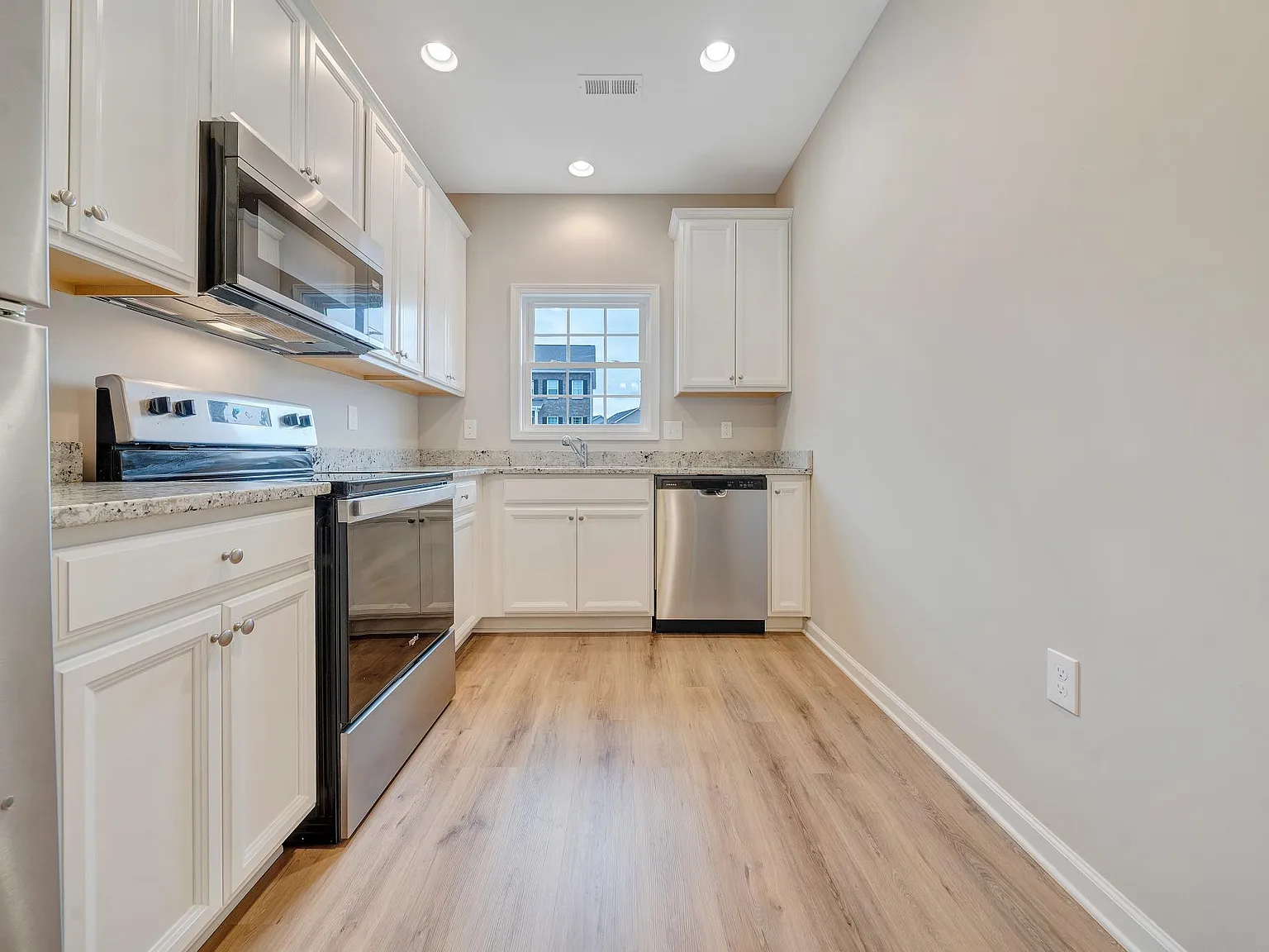 3 bed, 2.5 bath, 1595 sqft, $1,799 — Photo 3
