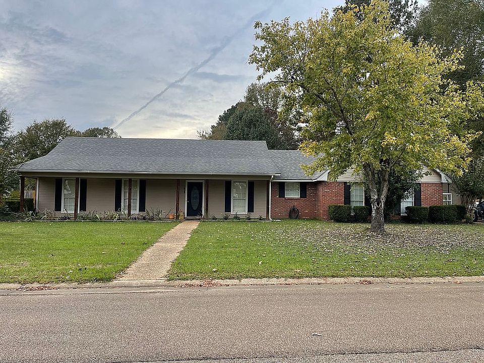 1st image of 828 Eagles Nest Dr
