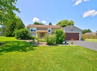 5765 Coppersmith Trl, Ontario, NY 14519