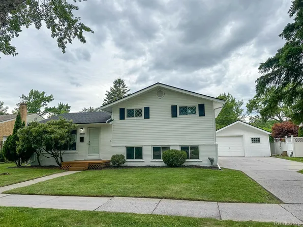 35959 Carlisle St, Clinton Township, MI 48035
