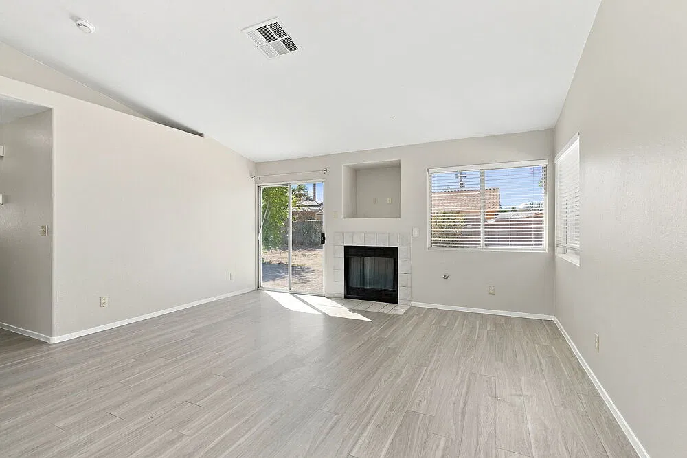 3 bed, 2.0 bath, 1208 sqft, $1,960 — Photo 4