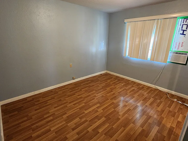 1235 Lewis St — Photo 1
