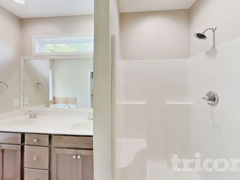 925 Beverly Ct — Photo 10