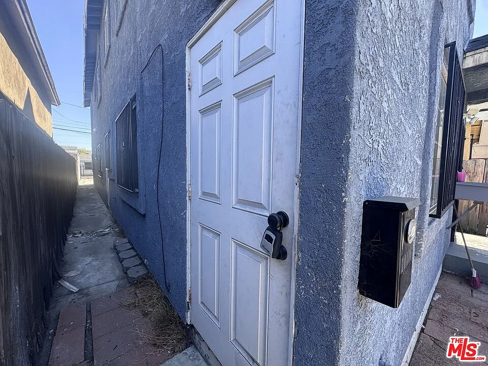 3 bed, 1.0 bath, 1095 sqft, $3,000 — Photo 2