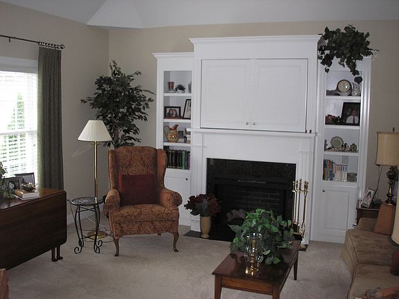 3rd image of 111 Peppertree Dr