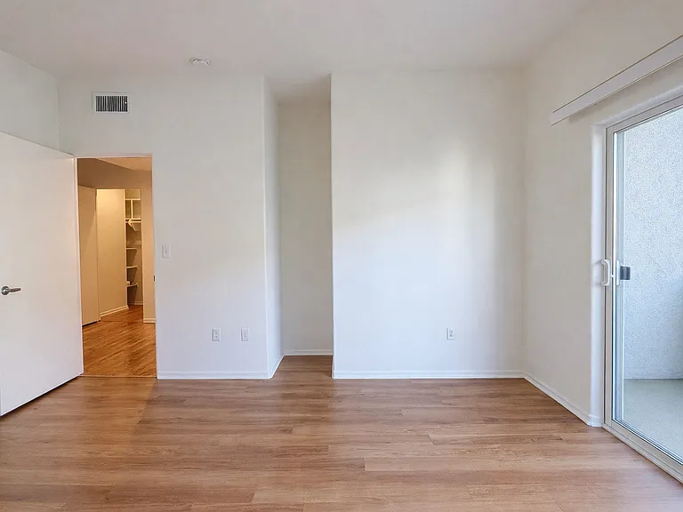 127-133 S Flores St #D2 — Photo 14