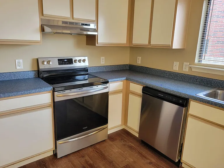 3037 Hill St — Photo 3