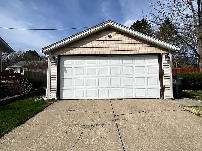 725 Hudson Ave — Photo 10