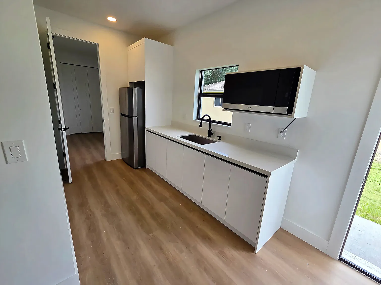 1 bed, 350 sqft, $1,000 — Photo 4