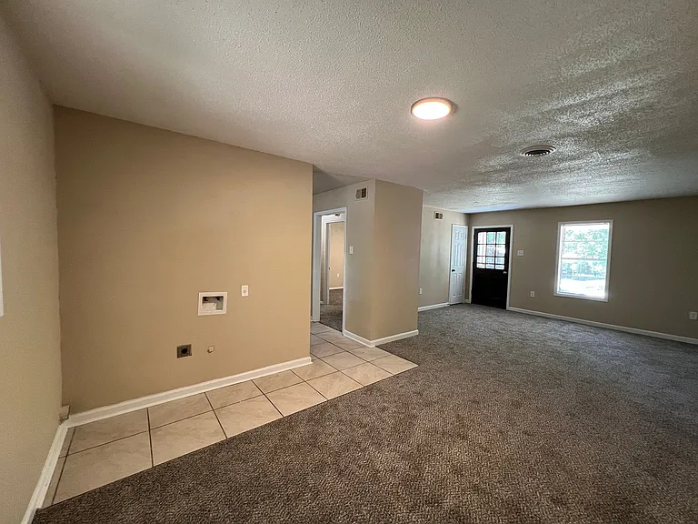 724 Blackstone Ln — Photo 4