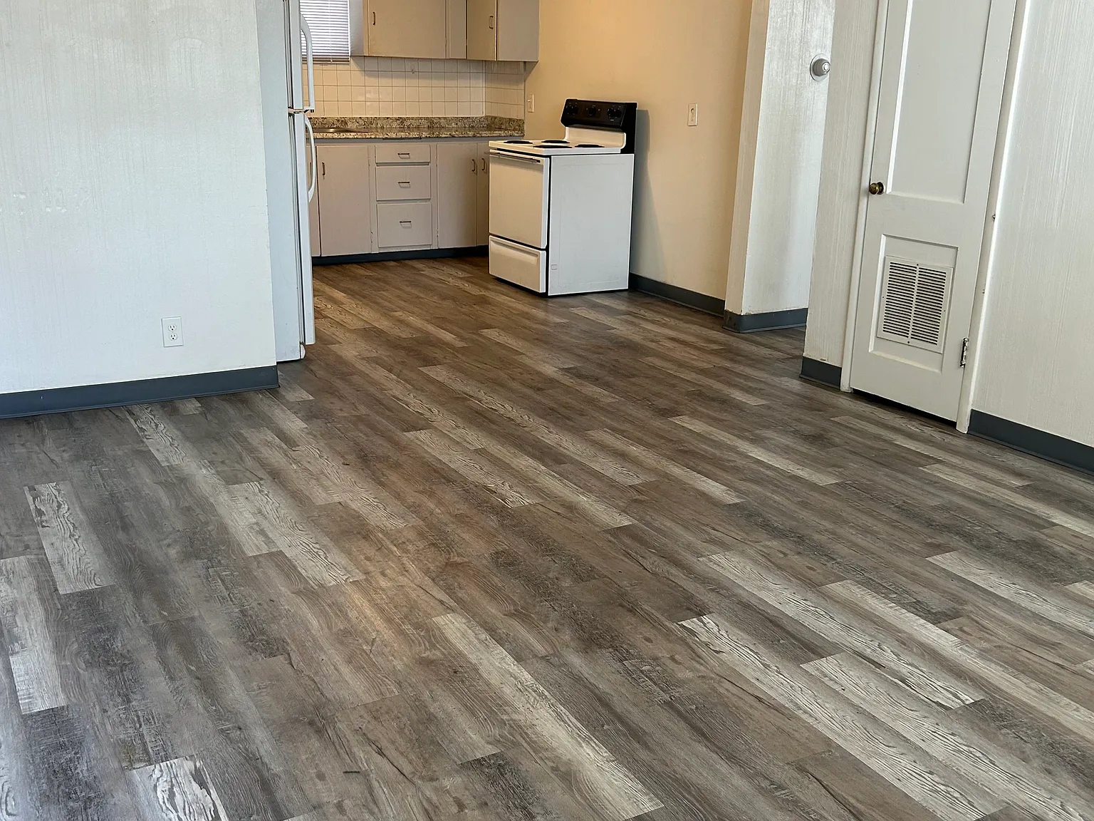 2 bed, 700 sqft, $900 — Photo 3