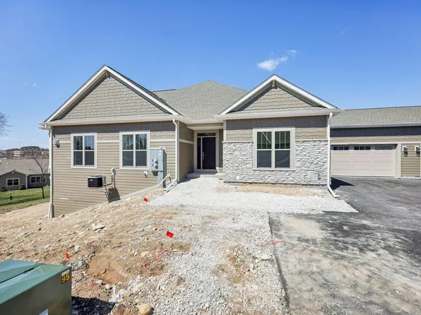 N28W25273 Parkway Ridge CIRCLE -C Bldg 13 Unit 45, Pewaukee, WI 53072