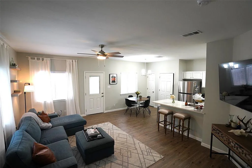 3 bed, 3.5 bath, 1396 sqft, $2,200 — Photo 1