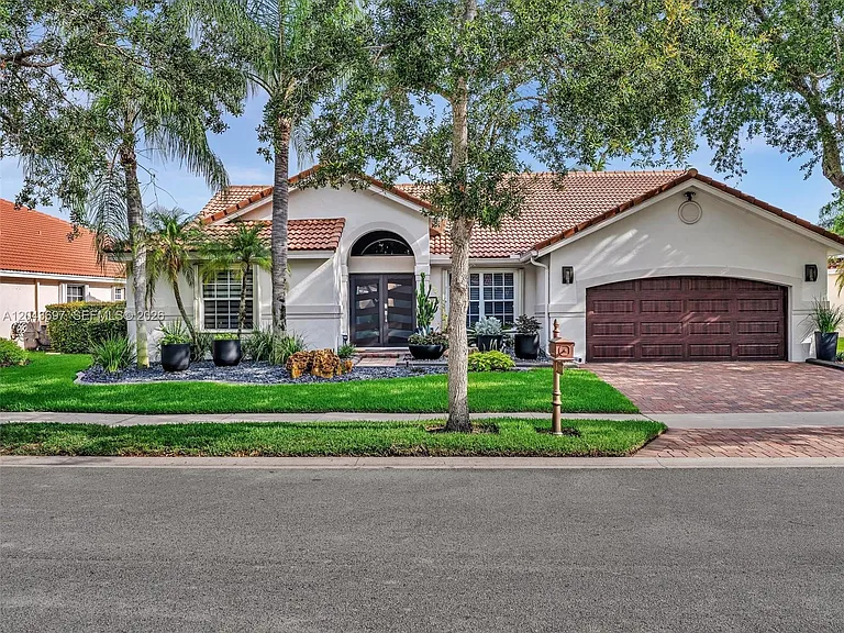 639 Verona Pl — Photo 1