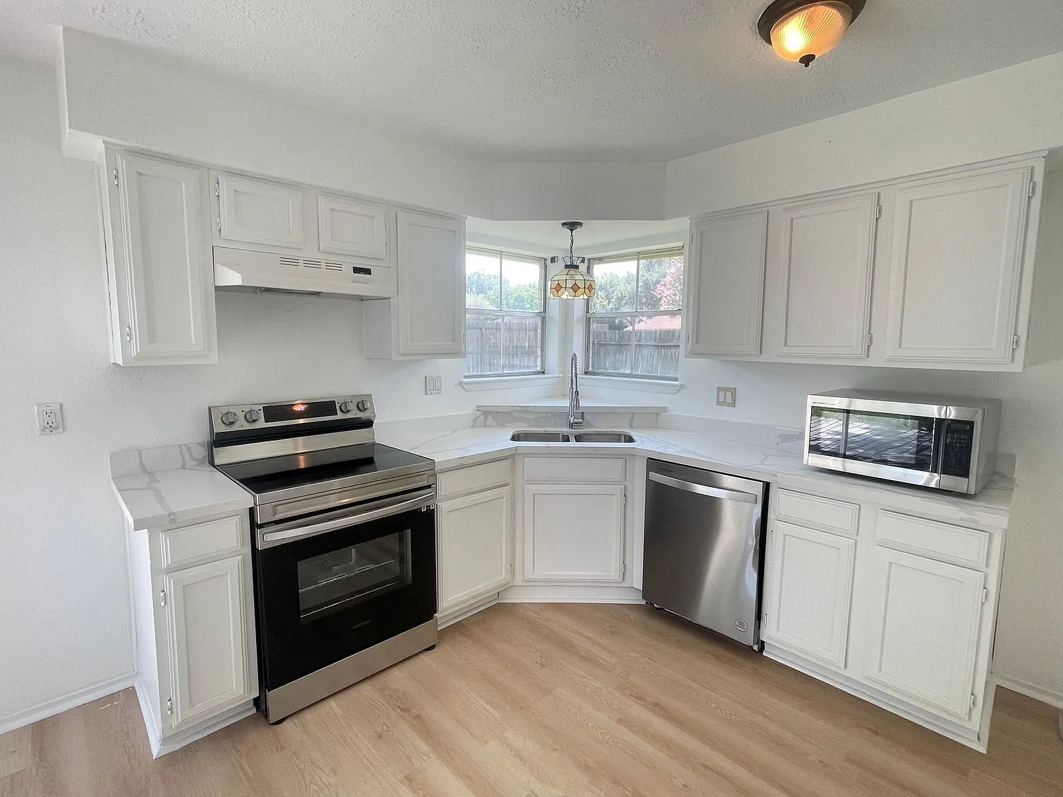 3 bed, 2.0 bath, 1431 sqft, $2,200 — Photo 3