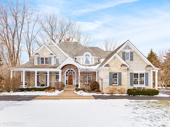 2813 Bergren Ct, Crystal Lake, IL 60012