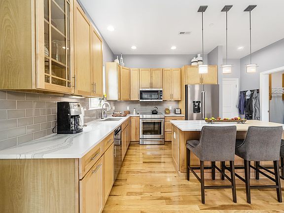 4th image of 250 Daniel Burnham Sq Unit 610