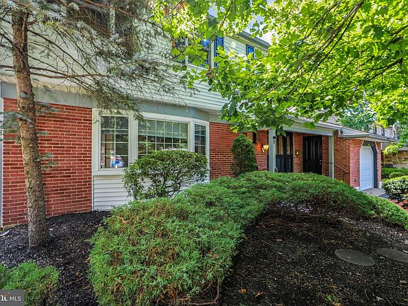 3rd image of 9 Forest Hill Dr