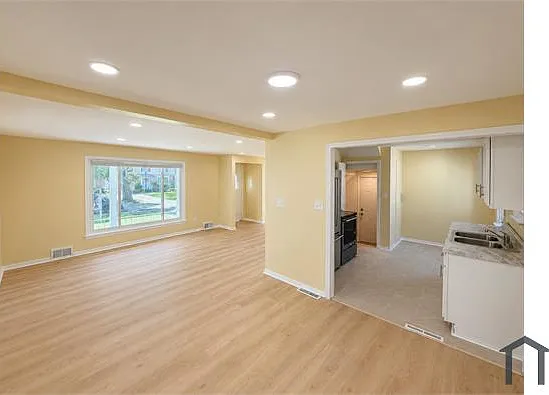 15709 Biltmore Ave — Photo 7