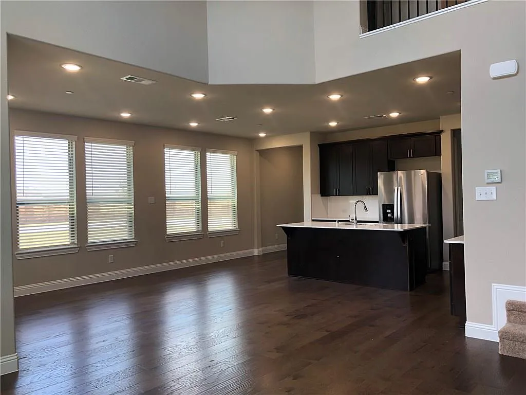 3 bed, 2.5 bath, 1975 sqft, $3,095 — Photo 3