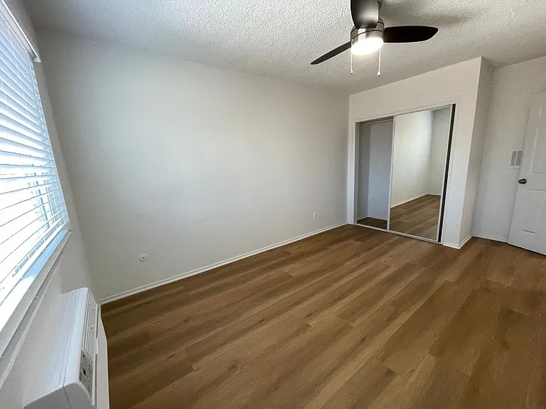 15925 Victory Blvd — Photo 19