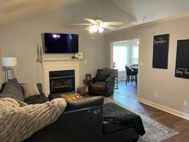 3 bed, 1297 sqft, $1,975 — Photo 3