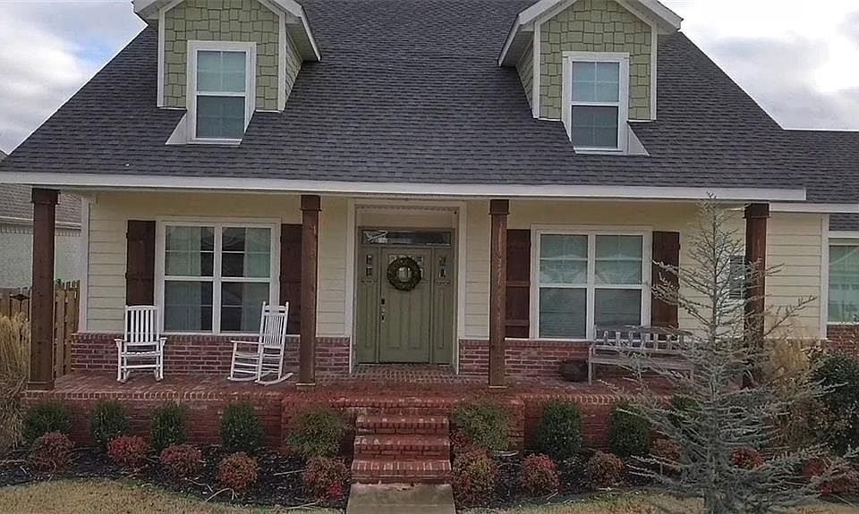 1st image of 3049 E Royal Dr