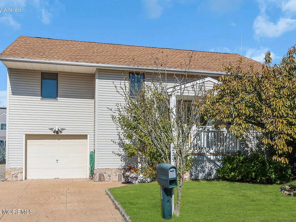 229 Pine Dr