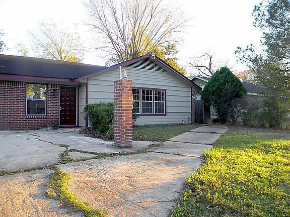   Large walkway from the parking space to the backyard and front door.