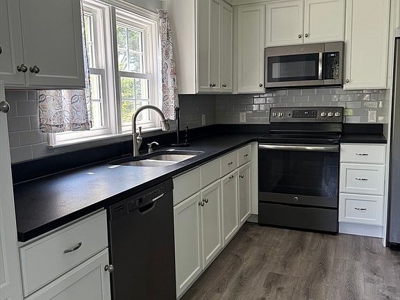 5th image of 185 College St