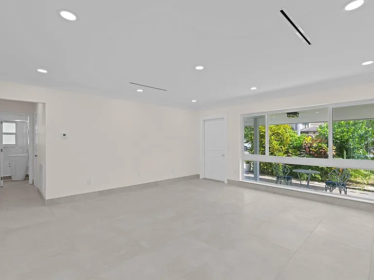 391 SE 7th Ave — Photo 26