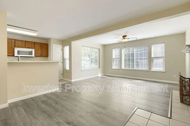 2 bed, 2.0 bath, 1000 sqft, $2,025 — Photo 3