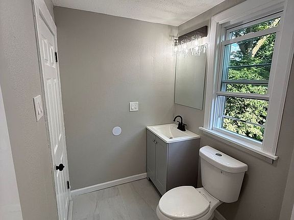 5th image of 82 Bartholomew St