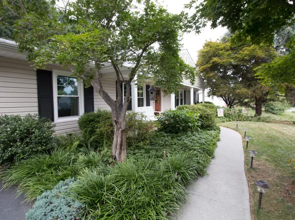 1907 Stone Mill Dr, Salem, VA 24153