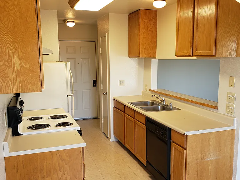 Sunset Vista Apartments — Photo 16