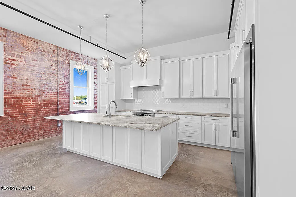 3 bed, 2.0 bath, 2453 sqft, $3,000 — Photo 4