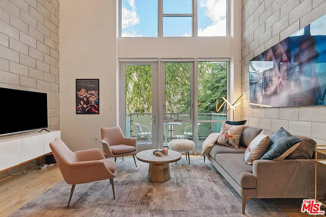 2 bed, 3.0 bath, 1921 sqft, $5,900 — Photo 3