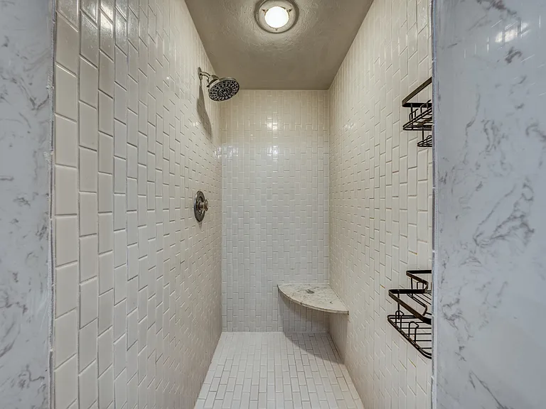 SE 1st Pl — Photo 6