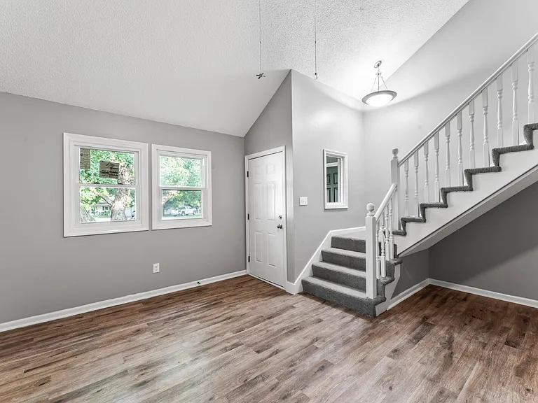 1322 N Harvey Dr — Photo 4